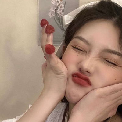 最新霸气女网红女生好看头像我不想那么喜欢你