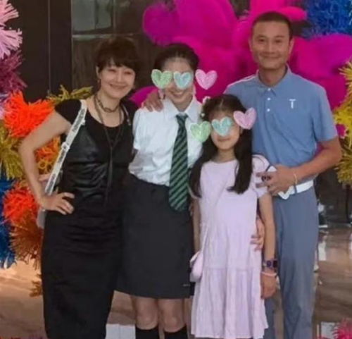 文章大女儿爱马秀厨艺,为全家人做凉面,精致装扮显星范儿