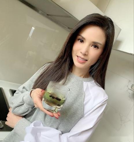 53岁李若彤大晒蚂蚁腰马甲线,网民激赞紧致得像个少女