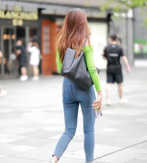 绿色露肩上衣,搭配修身破洞牛仔裤,穿出漂亮女生独有的气质