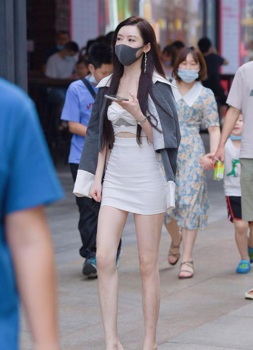 秋天穿短裙装有点凉披上一件夹克,让造型显得个性又优雅