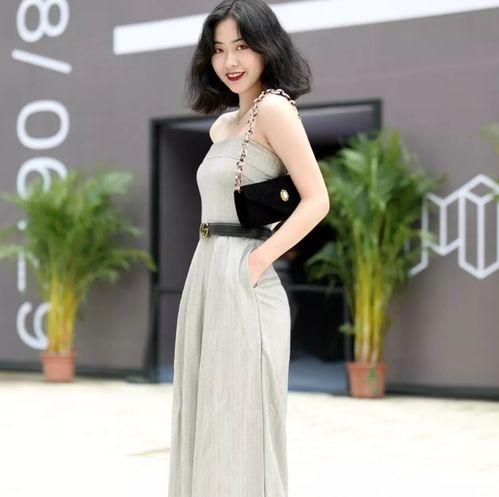 街拍时尚精致的美女流露出一种丝丝入扣的性感,让人过目不敢忘
