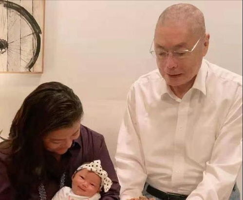 7个月女儿首登台,穿红裙拿玫瑰花送给82岁父亲,成团宠