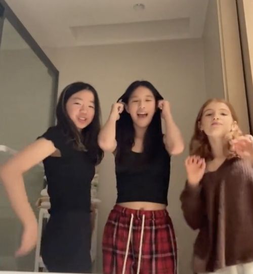 张庭13岁女儿和同学热舞,穿露脐装自信阳光,不受父母传销事业影响