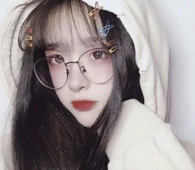 女生这四种表现,证明爱你入骨,全中就拿户口本去领证