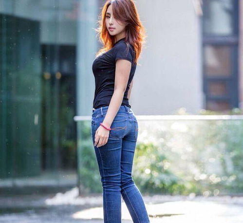 美女穿搭气质不凡的牛仔裤美女,美丽身材让人无法抵抗
