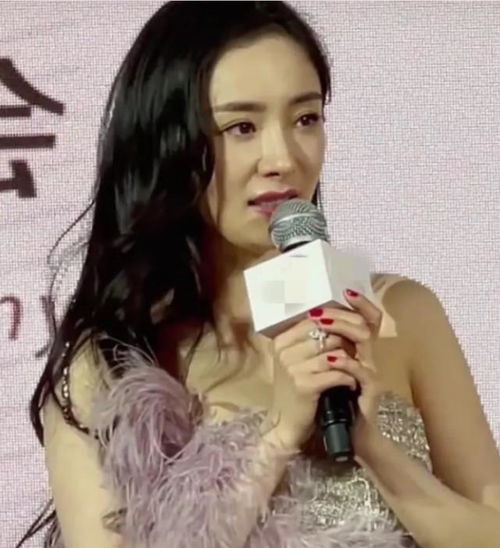 杨幂活动生图被曝,黑色拖地长裙霸气十足,超短裙露美腿太吸睛