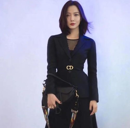 王珞丹西装套装身上穿,尽显直愣愣的高级职场风,帅气十足