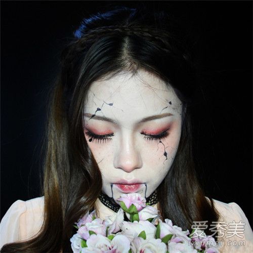 万圣节给自己一个黑色的肚皮女孩妆