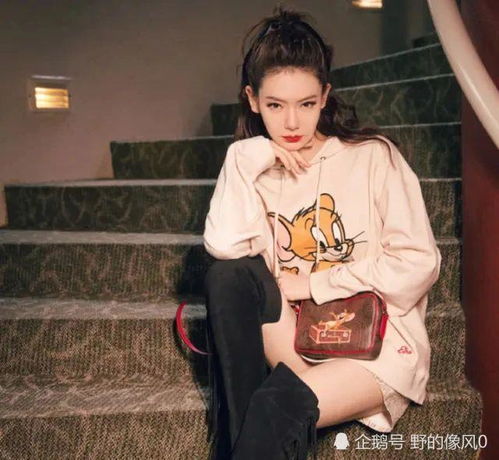 戚薇穿卫衣只是会搭配牛仔裤,那就与时尚脱轨了