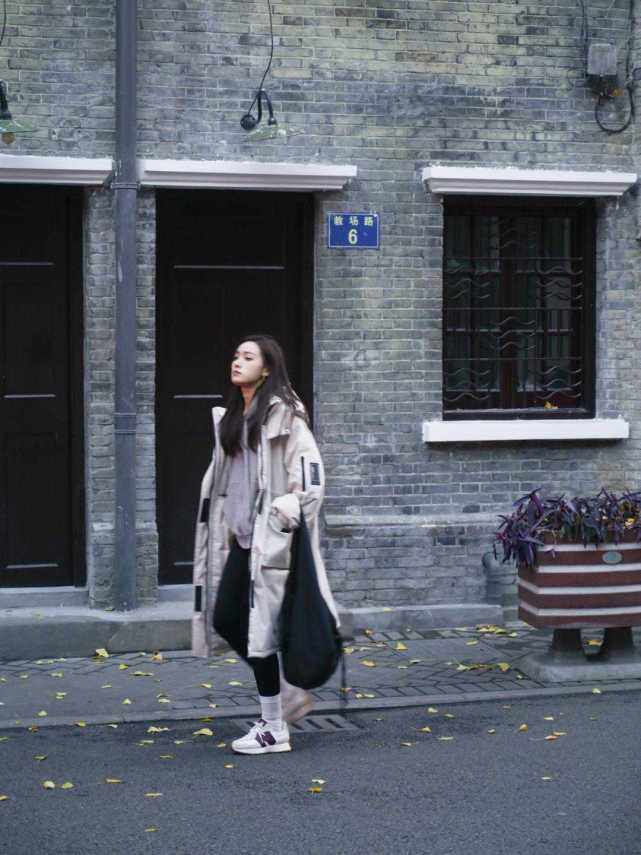 女人该怎么穿羽绒服搭配上连帽卫衣,让你青春气息满分