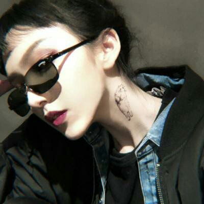 墨镜女头像霸气范酷女孩头像戴墨镜侧脸