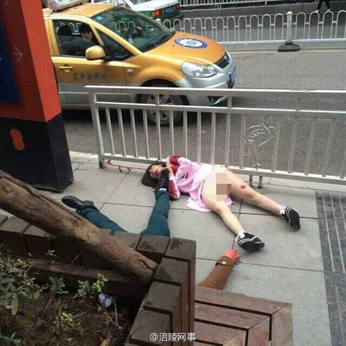 重庆一男子街头持刀捅伤女子后欲自杀