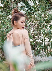 李斯羽裸色长裙亮相仙气十足露背绑带女人味十足