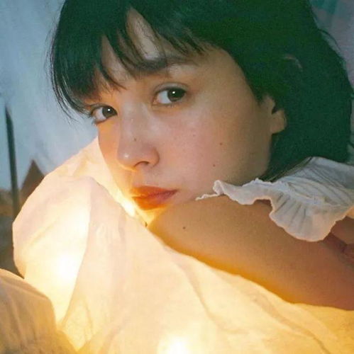 女生头像丨轻摸眼眶仍有余凉