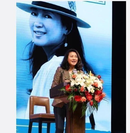 王小丫老得自然又大方,穿格纹西装配牛仔裤,有成熟女人的样子