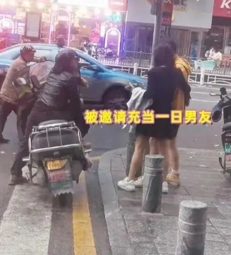 湖南女子装醉,在大街上找男朋友,旁边的大哥看傻眼为啥不选我