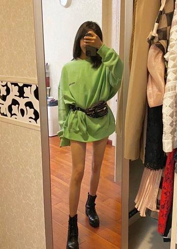 想在春天成为焦点,绿色卫衣穿起来,时尚女王杨幂都上头了