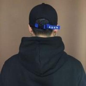 最新qq男生头像背影戴帽子超拽帅是我一辈子的事