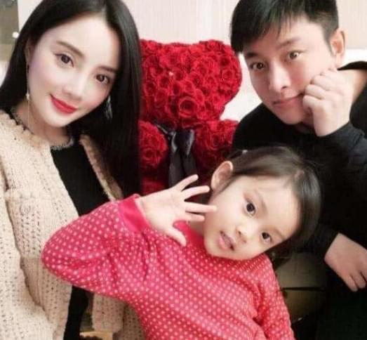 李小璐晒与甜馨合照,筷子腿抢镜,却遭网友怒怼整天出来卖女儿