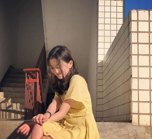 王菲与女儿深夜喝酒超有量,神秘男扶王菲搂李嫣引热议,网友新男友