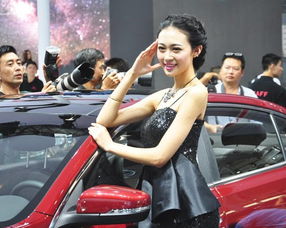 成都车展美女车模扎堆亮相扯人眼球