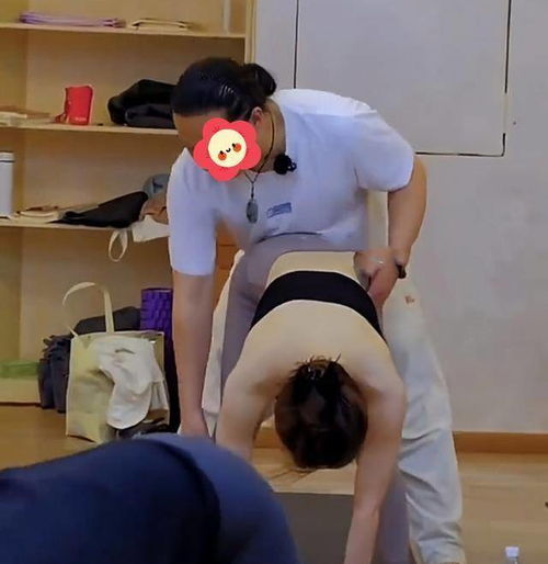 女子沉迷锻炼,私教贴身指导疑似下身有反应,男友哀求不要去