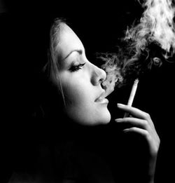要十二岁女生适合的头像,黑白的忧郁的,侧面