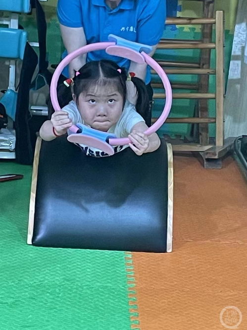 感动百万人的脑瘫女孩豆豆9月即将上小学,妈妈边上学边康复训练