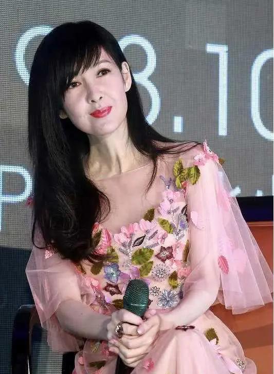 玉女周慧敏骗了多少人,52岁了还宛如少女,这是给人看的吗