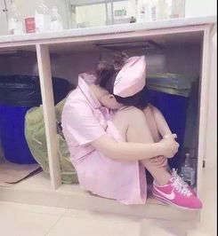 搞笑gif图姑娘你是坐在凳子上了吗