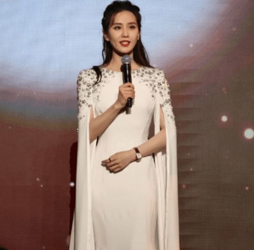 刘诗诗现身电影发布会黑直长发型配白衬衫美成初恋,气质太温柔