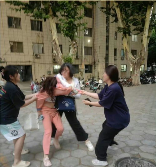 河师大现偷拍猥琐男,穿短裙戴假发潜入女澡堂,被抓现行还想逃