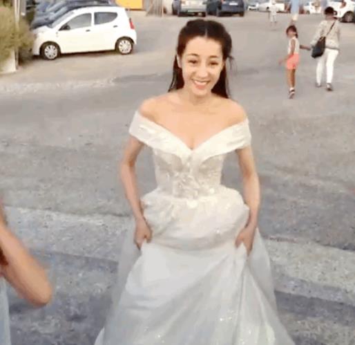 迪丽热巴穿婚纱与小女孩合影超仙气,沙漏身材惹人羡慕