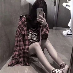 看手机女生拿手机遮脸头像
