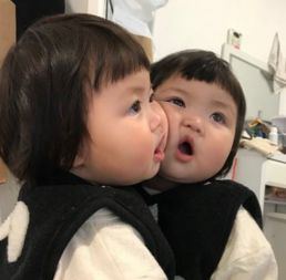 求图中小女孩名字