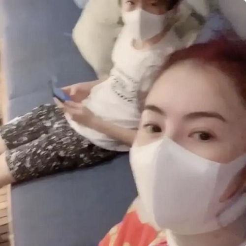 张柏芝带大儿子坐旋转木马,揽lucas细腰,甜喊我的白马王子