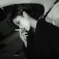女生头像冷酷黑色系真人吸烟冷酷黑色女生头像
