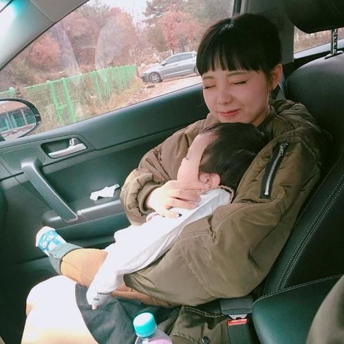 女子拥有可爱童颜和萝莉身高,常被人当作小学生,不料竟已为人母