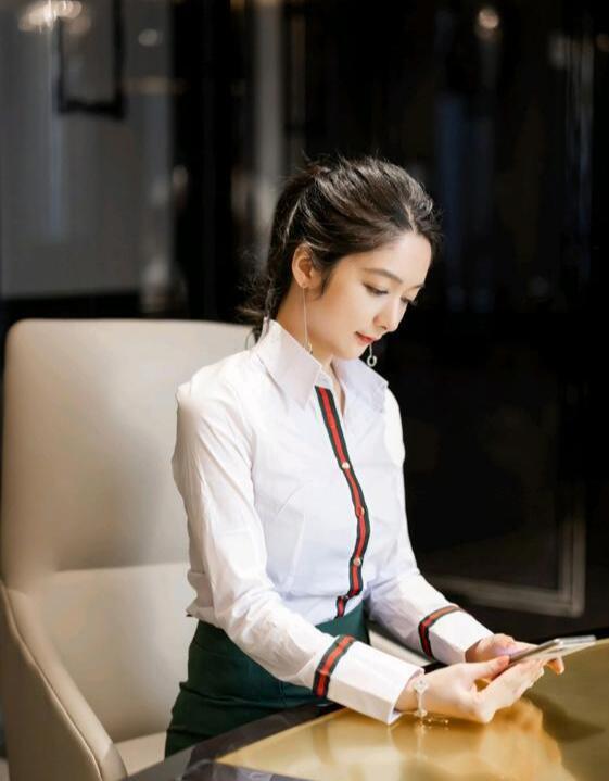 美女白衬衫,搭配绿色裙装个性十足,高跟鞋魅力无限