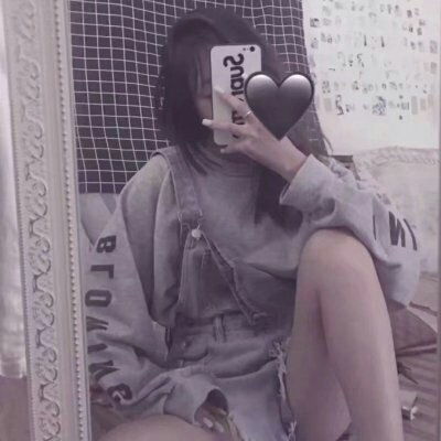 00后可爱小女生侧身图片