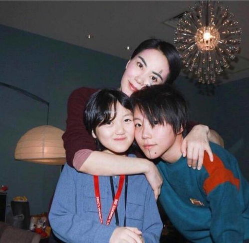 李亚鹏的女儿李嫣比窦唯的女儿窦靖童更特立独行