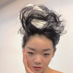 一双永远睡不醒的死鱼眼一副写满冷漠的厌世脸,她却成为时尚大牌的新宠
