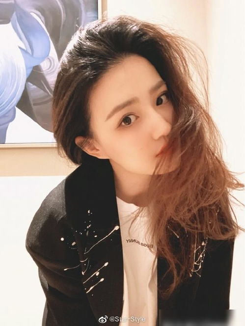 徐璐穿晕染黑西装内搭短t,利落率性,撩发间女人味十足