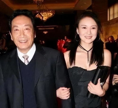 反派专业户王奎荣二婚娶小37岁美娇妻,晚年得女却力不从心
