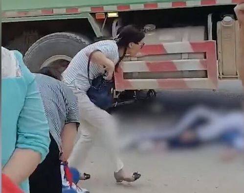 揪心广东2名小学生被货车撞倒,女孩瘫地抽搐,家属赶到大哭