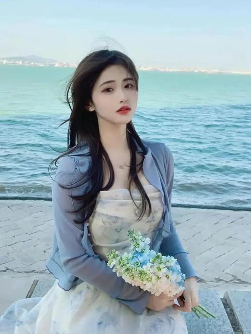 手握鲜花的气质美女