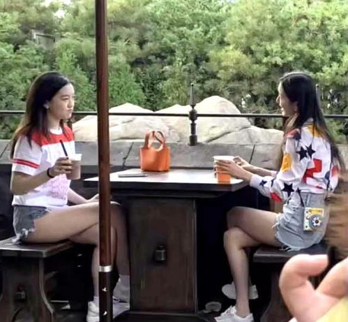 李嫣和闺蜜周巴黎打卡北京环球影城,穿着打扮时尚,很有模特气质
