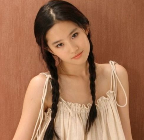 资源咖杨采钰碾压刘亦菲,嫁大30岁富豪,黑红也是红