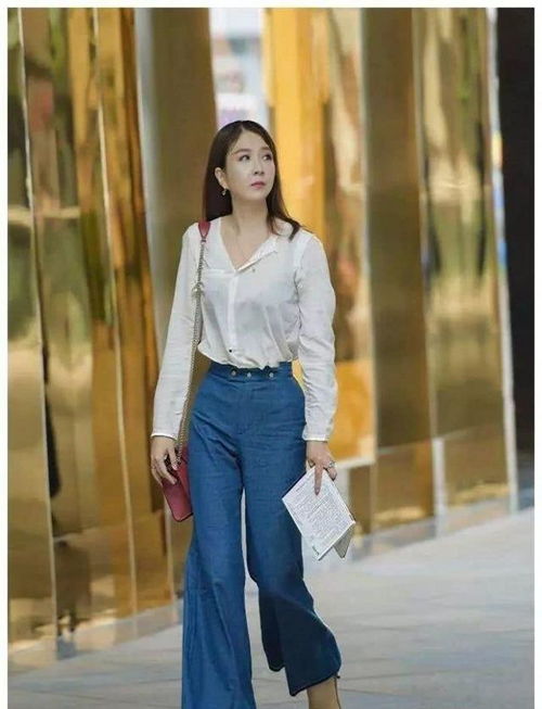 路人街拍,靓女青春靓丽自然纯真,穿白色的衬衫,更加的成熟